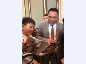 与金童推广公司CEO德·拉·霍亚