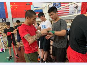 拳王韦宪钱带领名人堂运动员训练