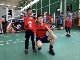 徐灿与名人堂小拳手